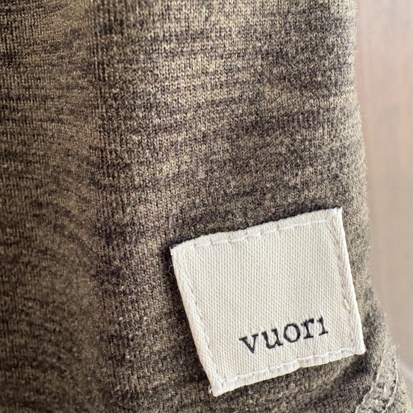 Vuori green weathered scoop neck, pocket Tee Size Small - Picture 3 of 6